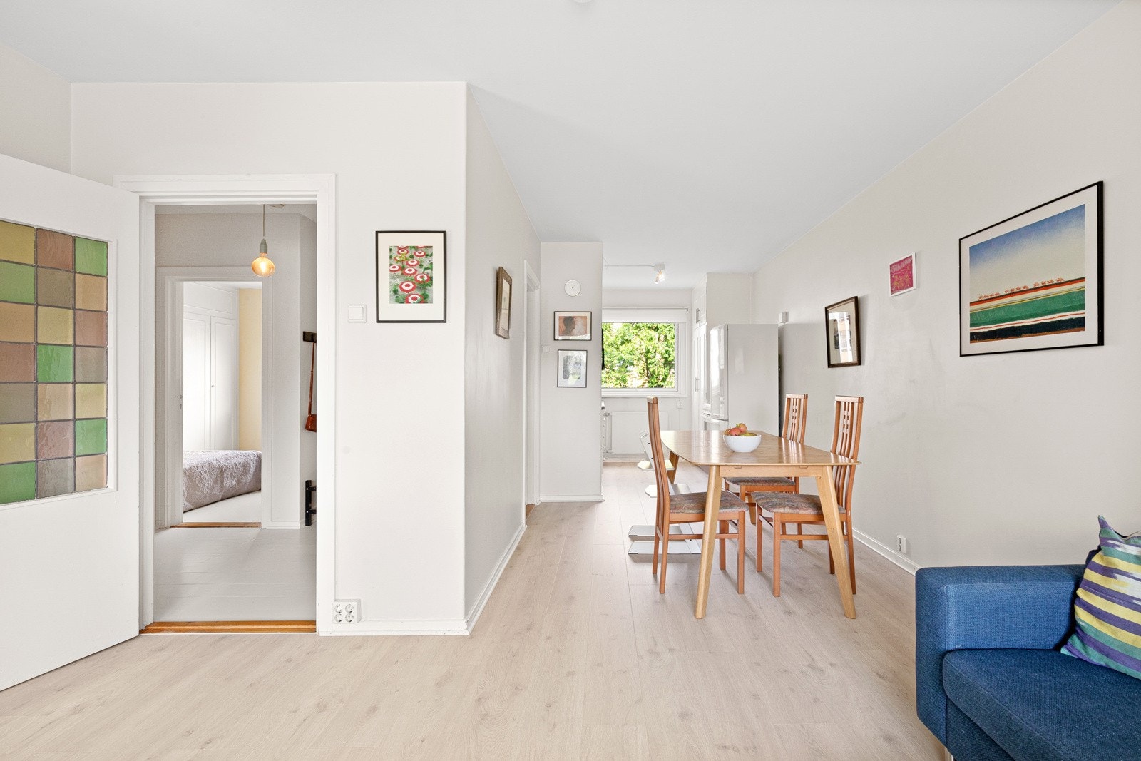 Fin plassering av spisebordet i tilknytning til kjøkkenet. Et flott sted å samle familien til både hverdagsmiddager og større sammenkomster. Galleribilde