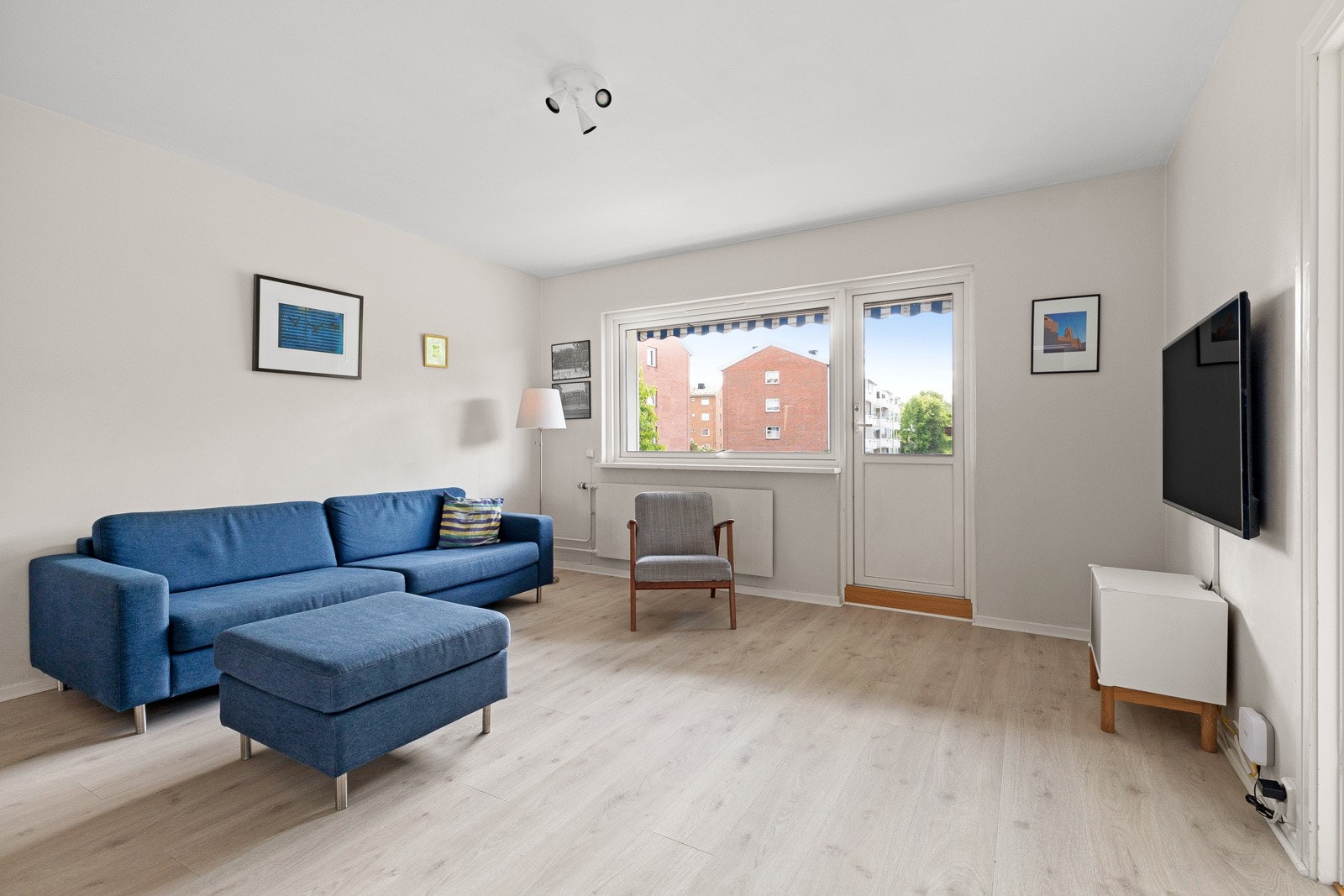 Stuen fremstår lys, luftig og tidsmessig utført. Galleribilde