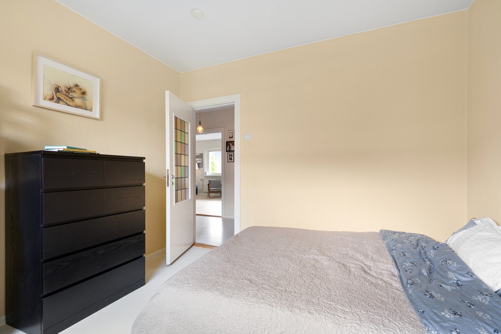 Det er god plass til dobbeltseng, nattbord og garderobeløsning. Galleribilde