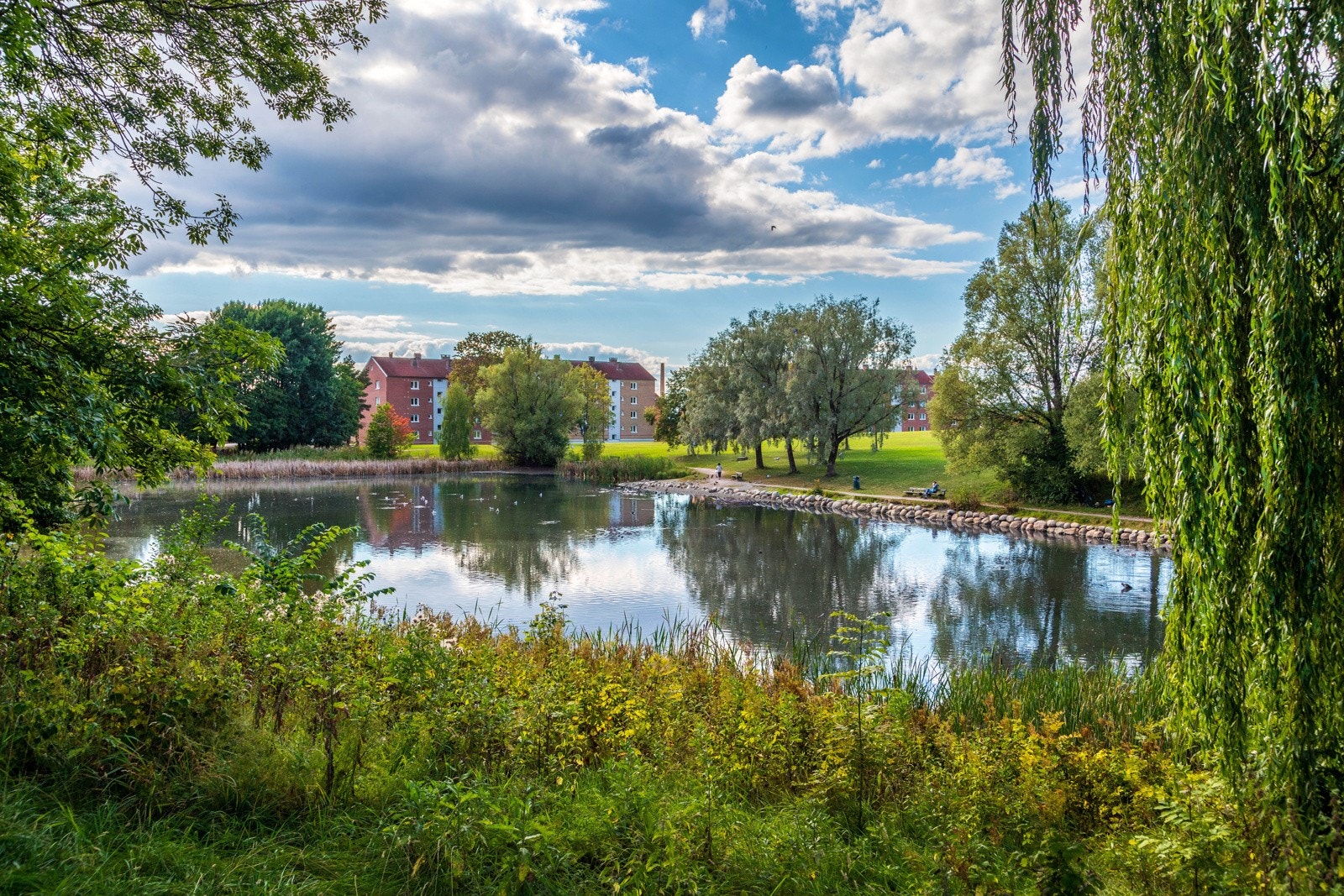Gangavstand til flotte parkområde omkring Hovindammen. Valle Hovin tilbyr også en skøytebane på vinterstid. Galleribilde