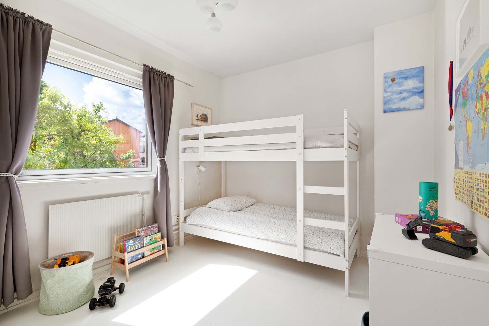 Soverom II er også av god størrelse med plass til dobbeltseng, nattbord og garderobeløsning. Galleribilde