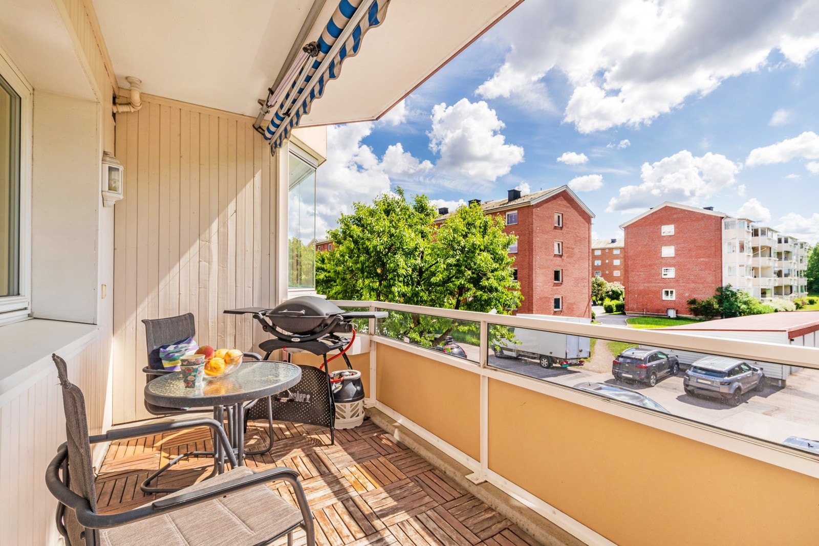 Sydvendt balkong på ca. 7 m² med gode solforhold og liten innsyn - perfekt for varme sommerdager. Galleribilde