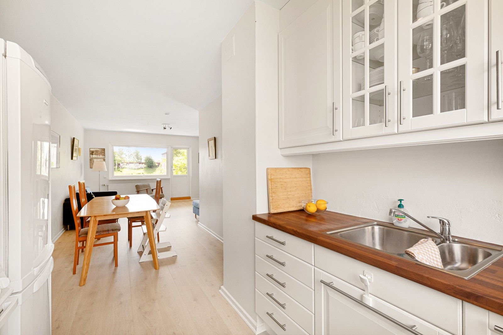 Kjøkkenet ligger i en delvis åpen og sosial løsning med stuen - perfekt for å varte opp gjester! Galleribilde