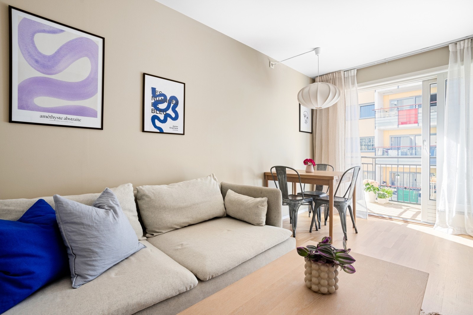 Den åpne løsningen gir god plass til både sofa og spisebord Galleribilde