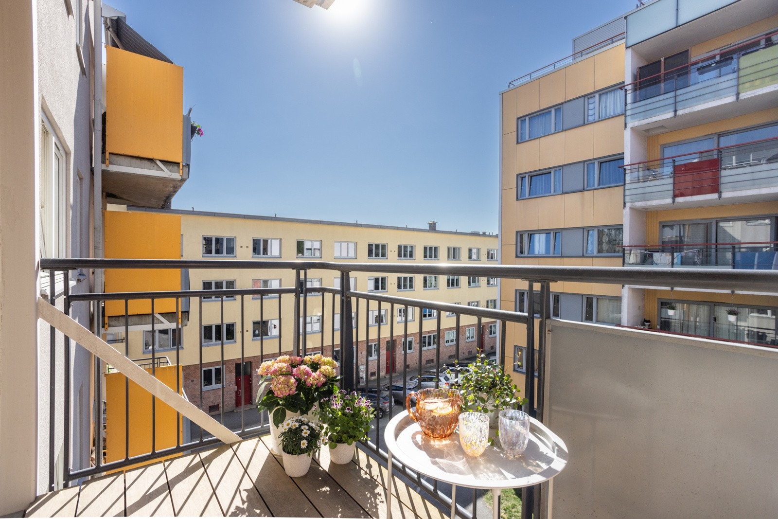 Leiligheten har en stor balkong med gode solforhold og plass til sittegruppe Galleribilde