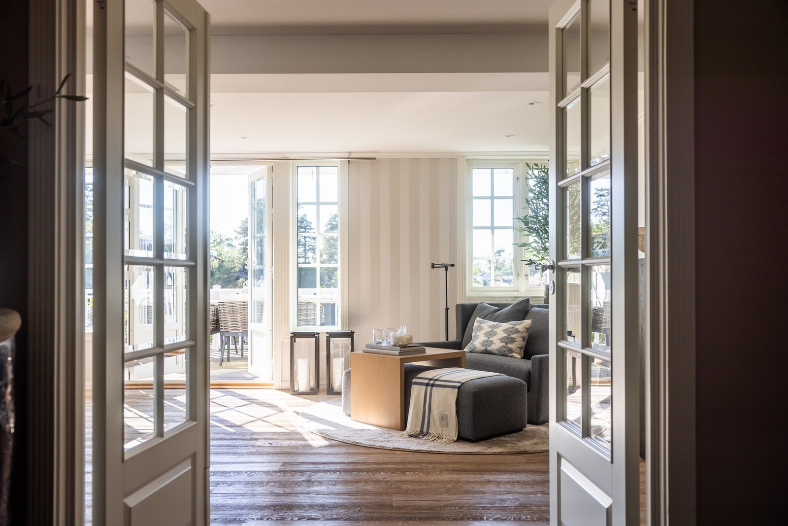 Doble fløydører mot entréen/mellomgangen. Galleribilde