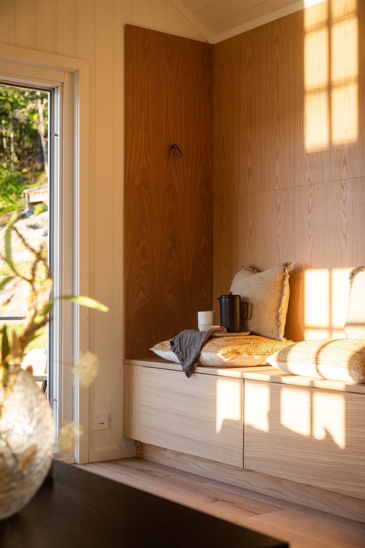 Vakkert lysspill fra vinduene. Galleribilde