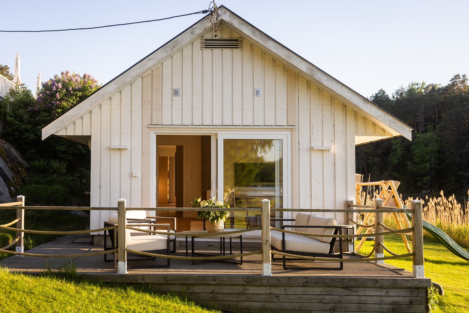Terrasse på ca. 17kvm (motsatt side av annekset/gjestehuset). Galleribilde