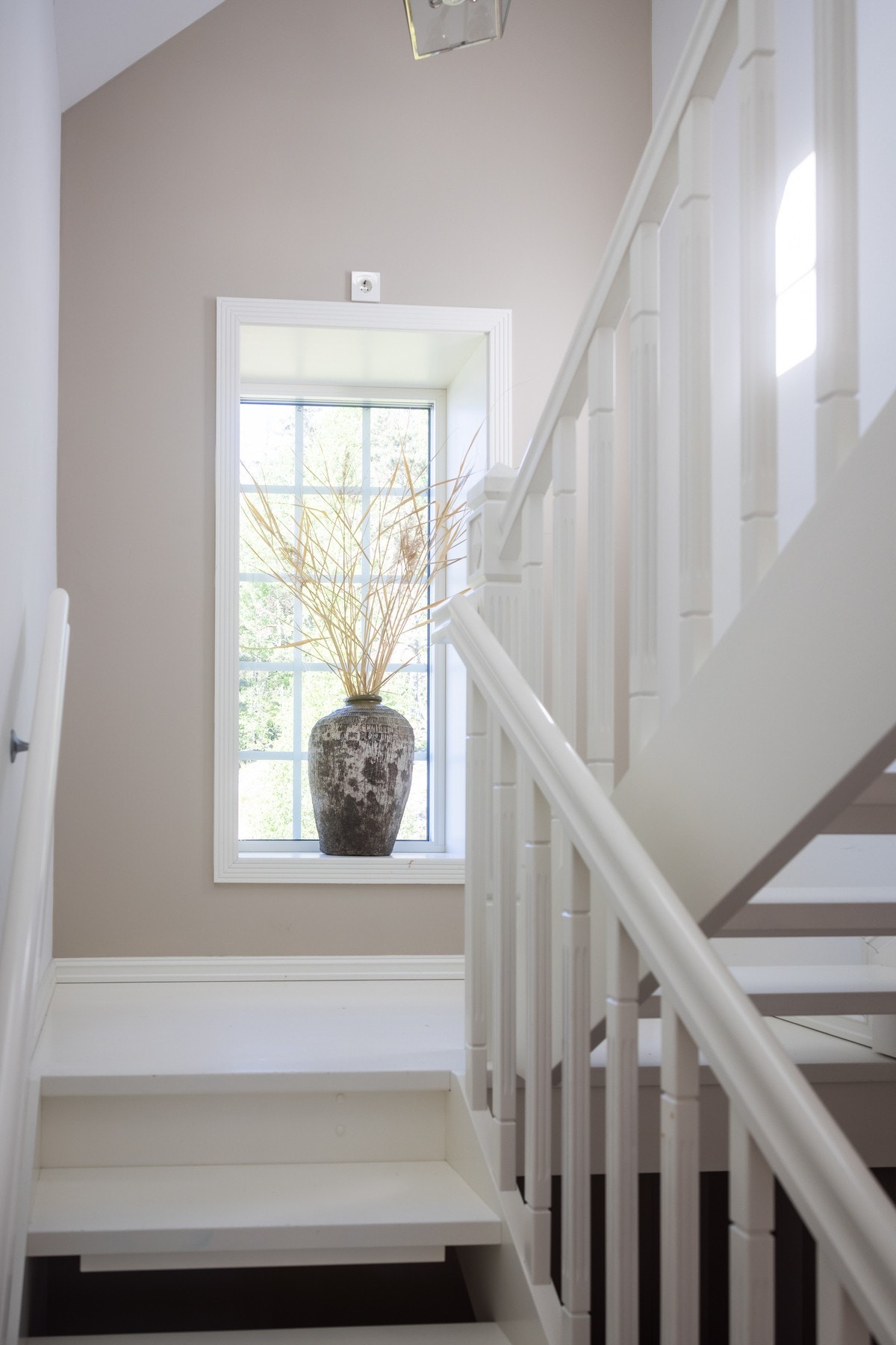 Lys og stilren trappesats mellom etasjene. Galleribilde