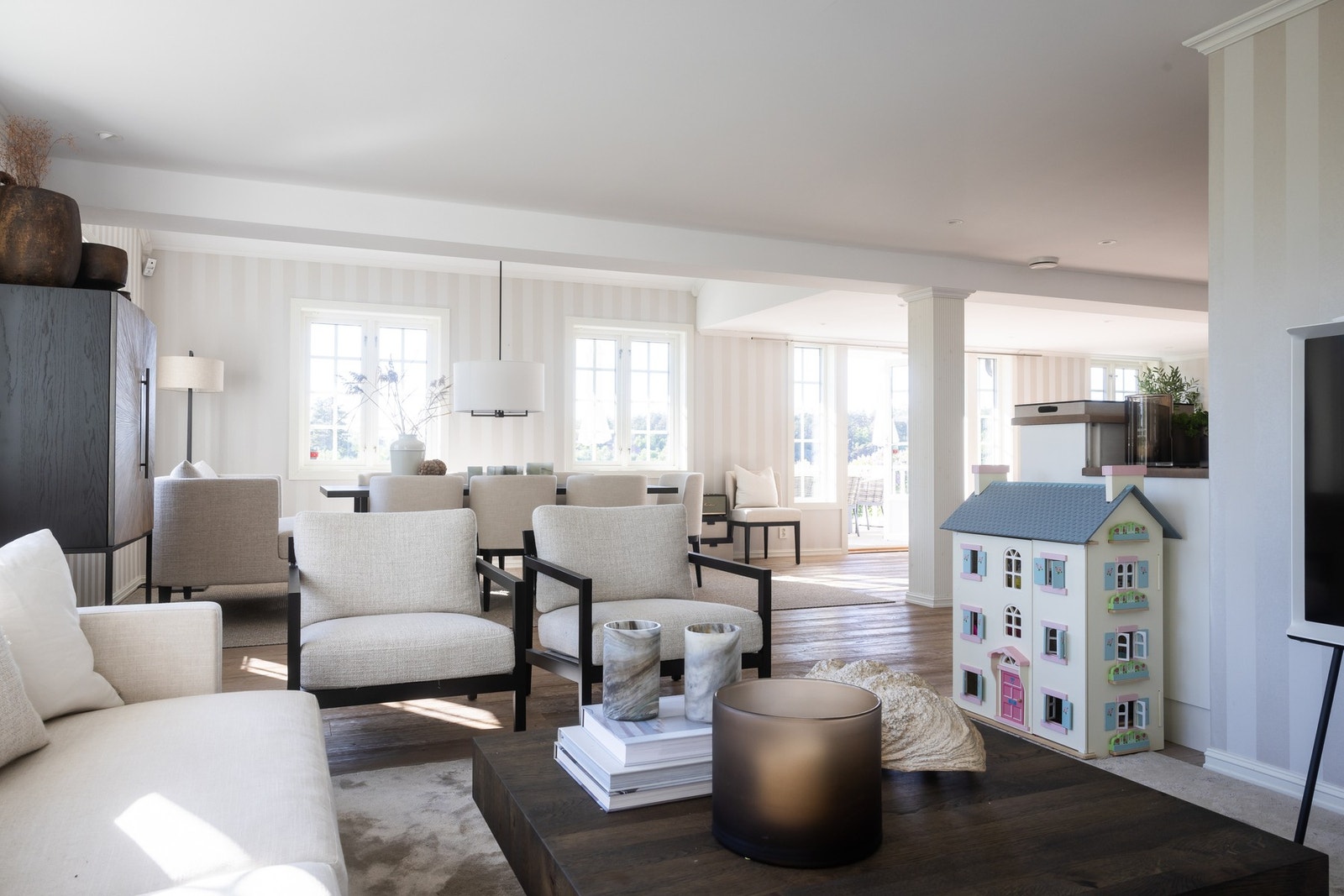 Lys og romslig stuesone. Galleribilde