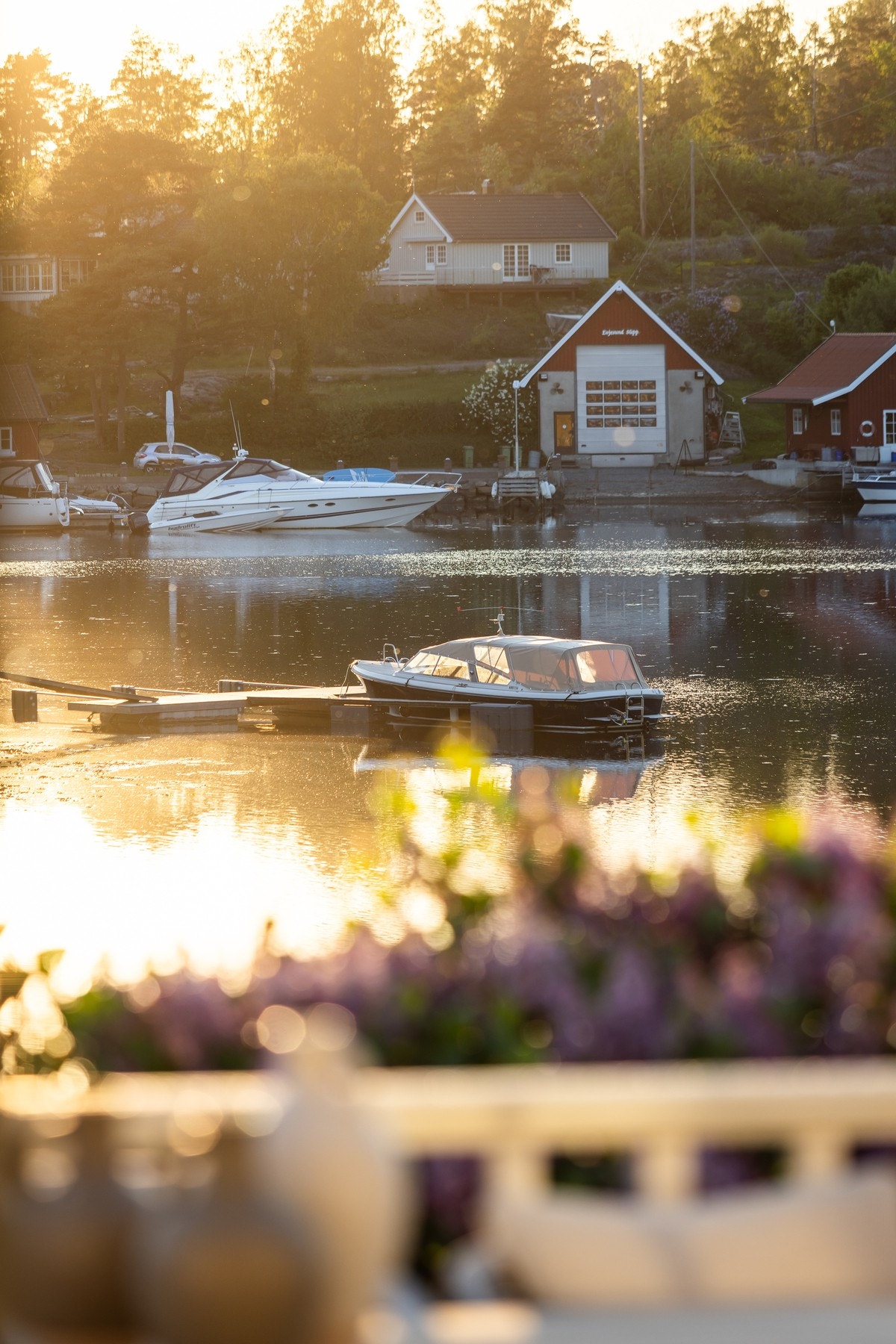 Flott utsikt over den stille og rolige havnen. Galleribilde