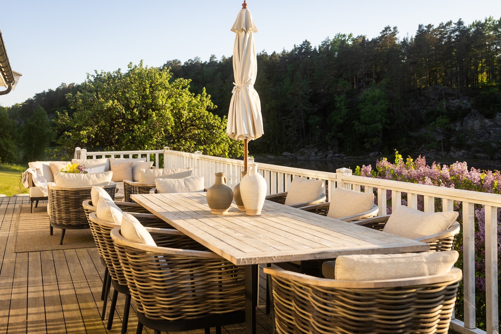 Rikelig med areal for sittegruppe og lounge. Galleribilde