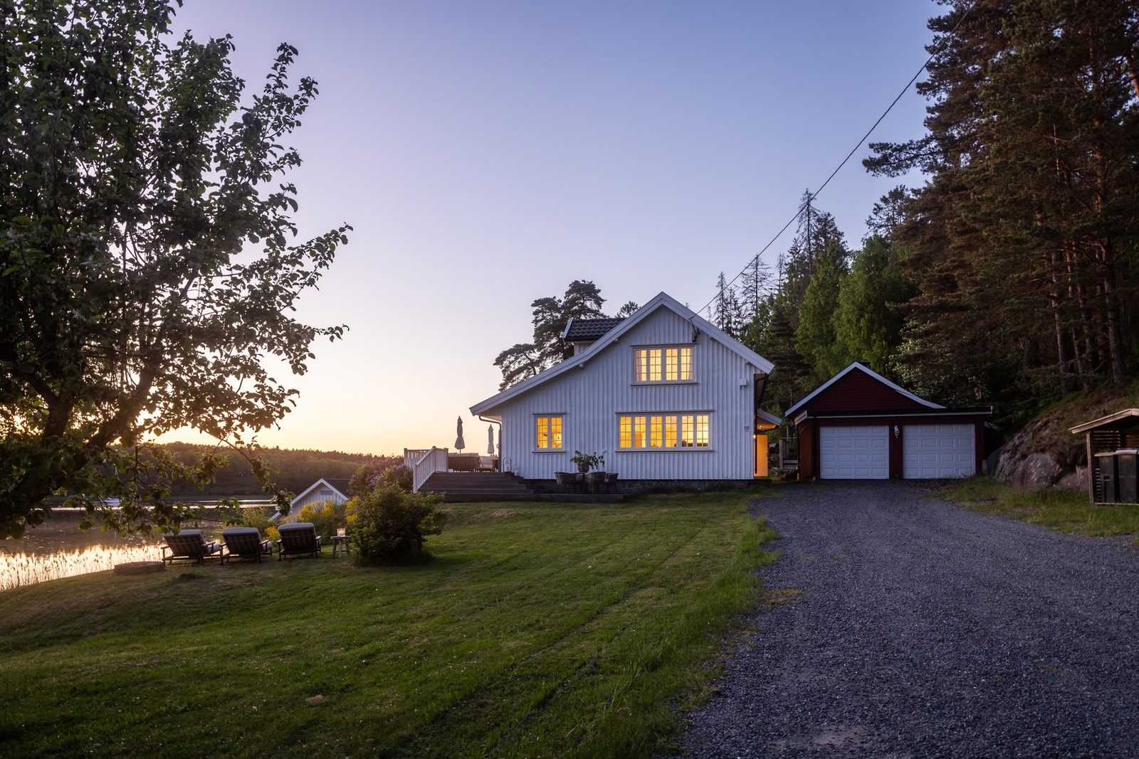 Dekorativ gårdsplass og innkjøring. Galleribilde