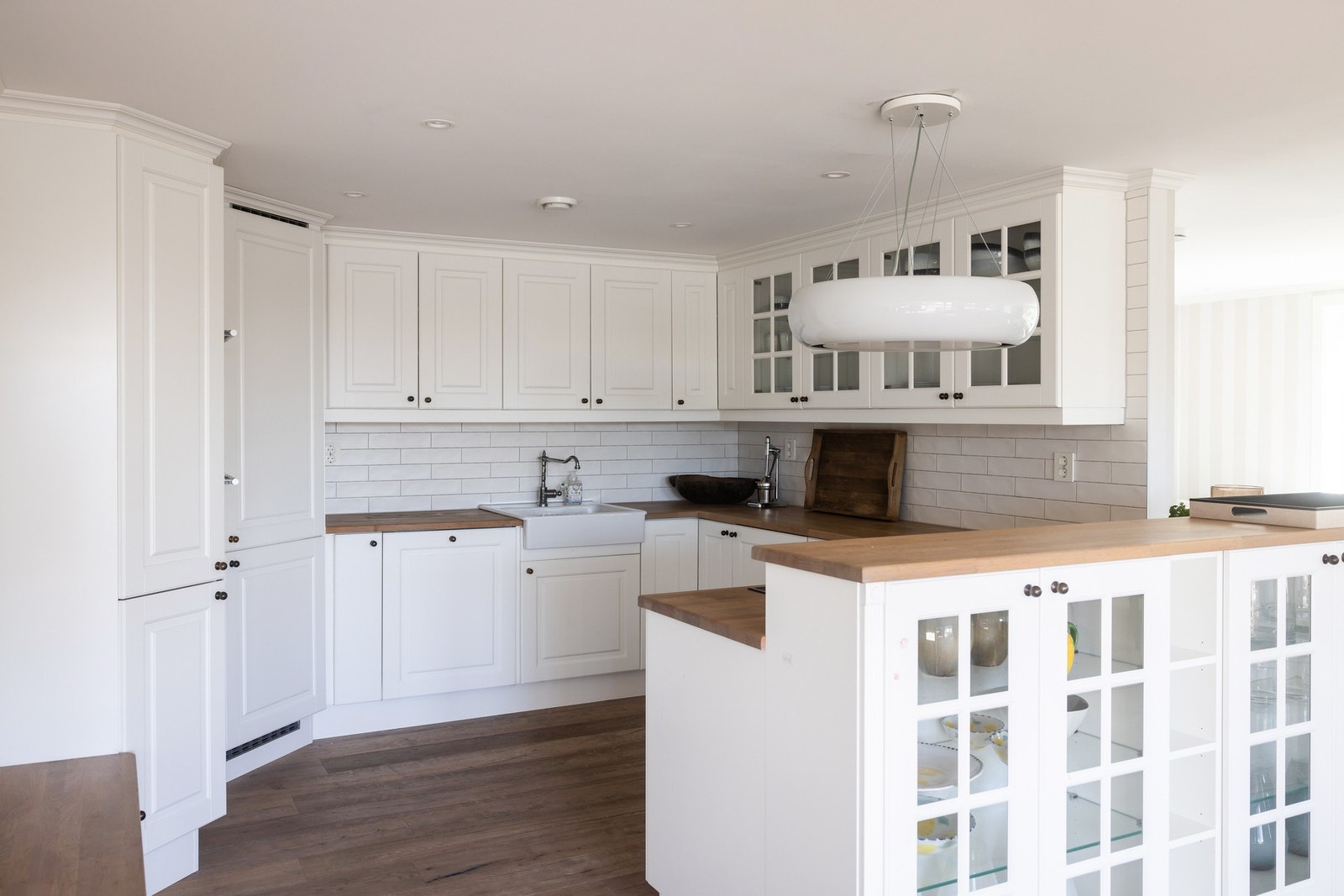 Praktisk kjøkken med god lagring- og benkeplass. Integrerte hvitevarer. Galleribilde