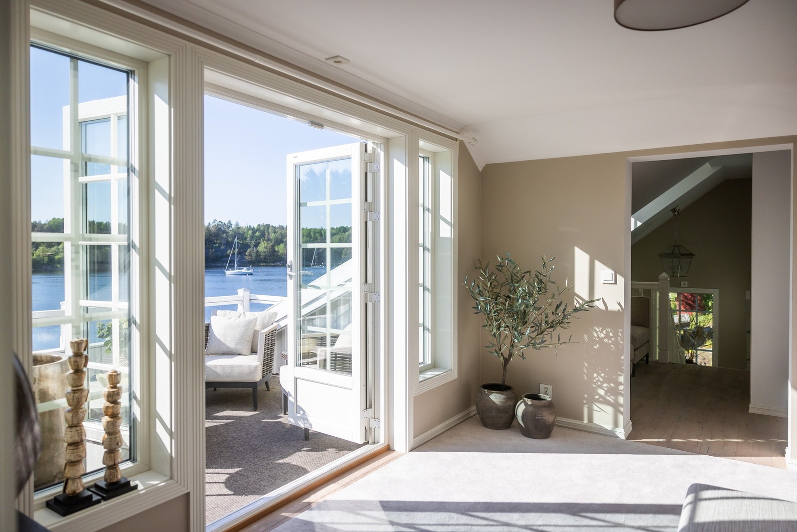 Vakre vindusflater mot etasjens balkong. Galleribilde