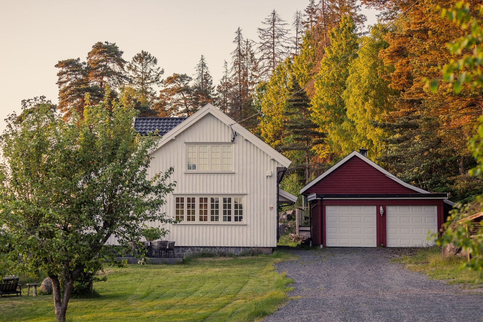 Låve med dobbelgarasje og god lagringsplass. Galleribilde