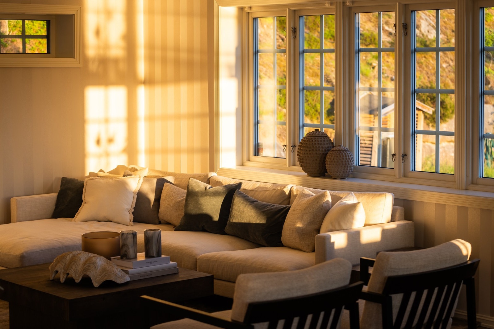 Vakkert lys gjennom vinduene kveldstid. Galleribilde