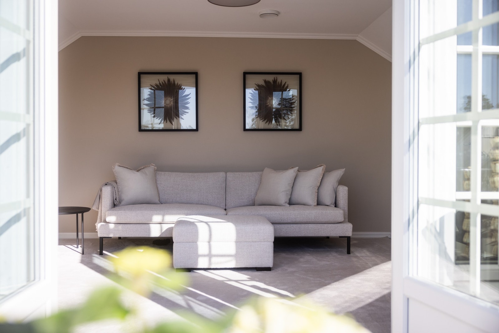 Lys og romslig loftstue med god plass til møblering. Galleribilde