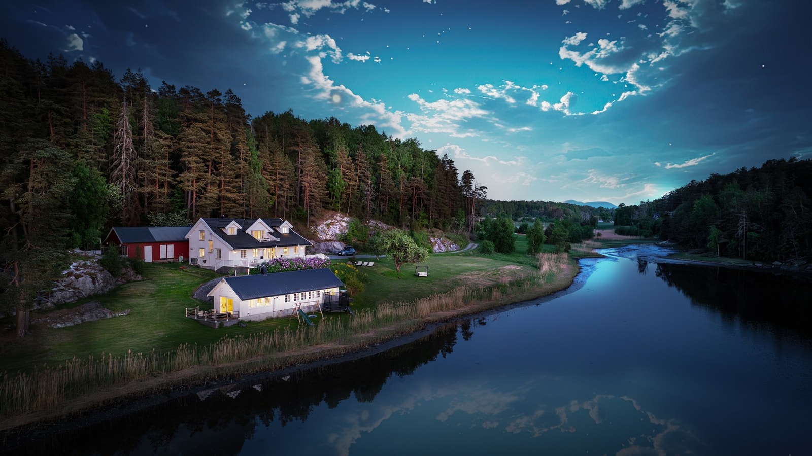 Vakre omgivelser, kun få minutters kjørevei fra Larkollen sentrum. Galleribilde