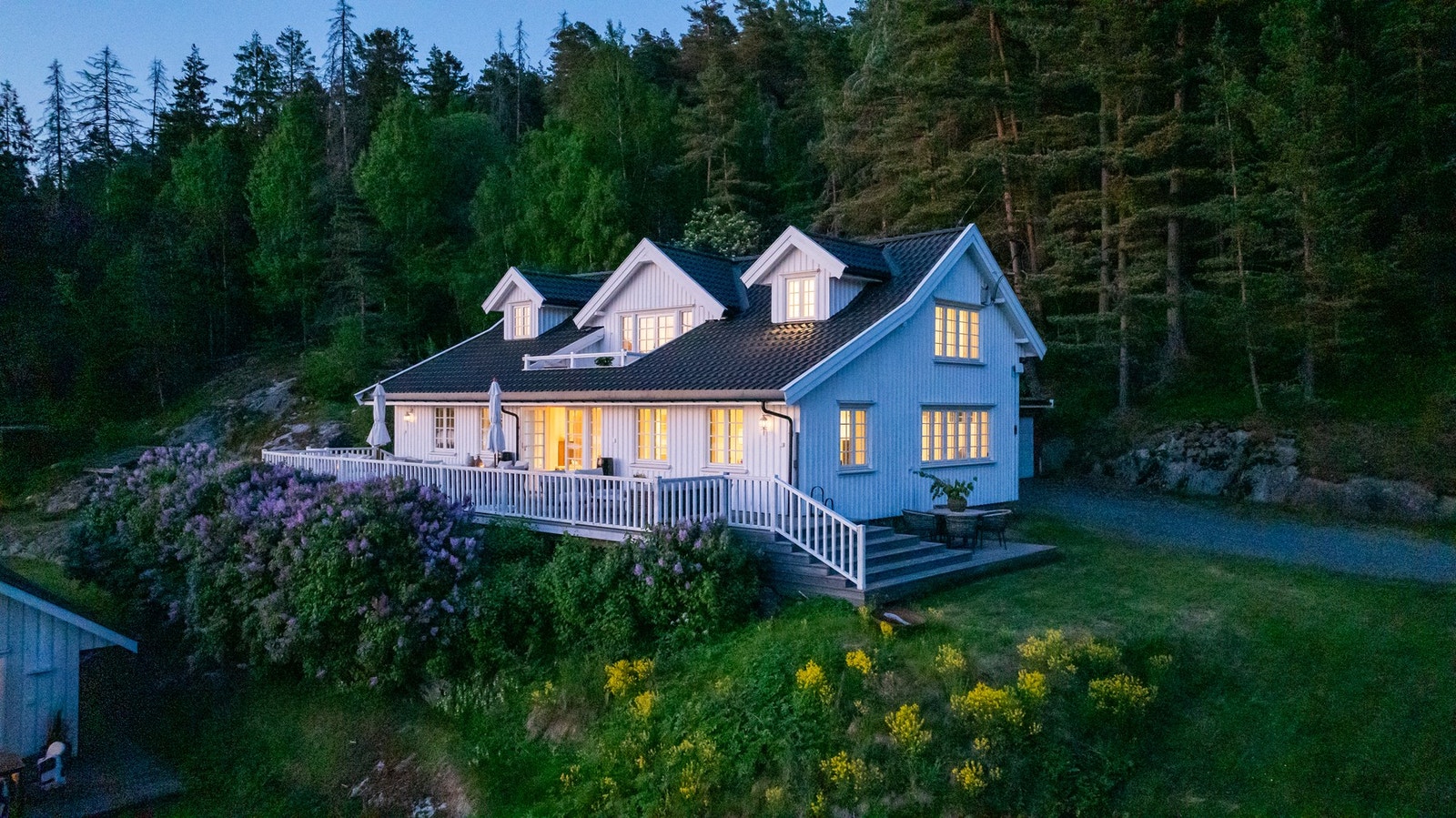 Ettertraktet strandeiendom m/enebolig, gjestehus, brygge og dobbelgarasje/låve. Galleribilde