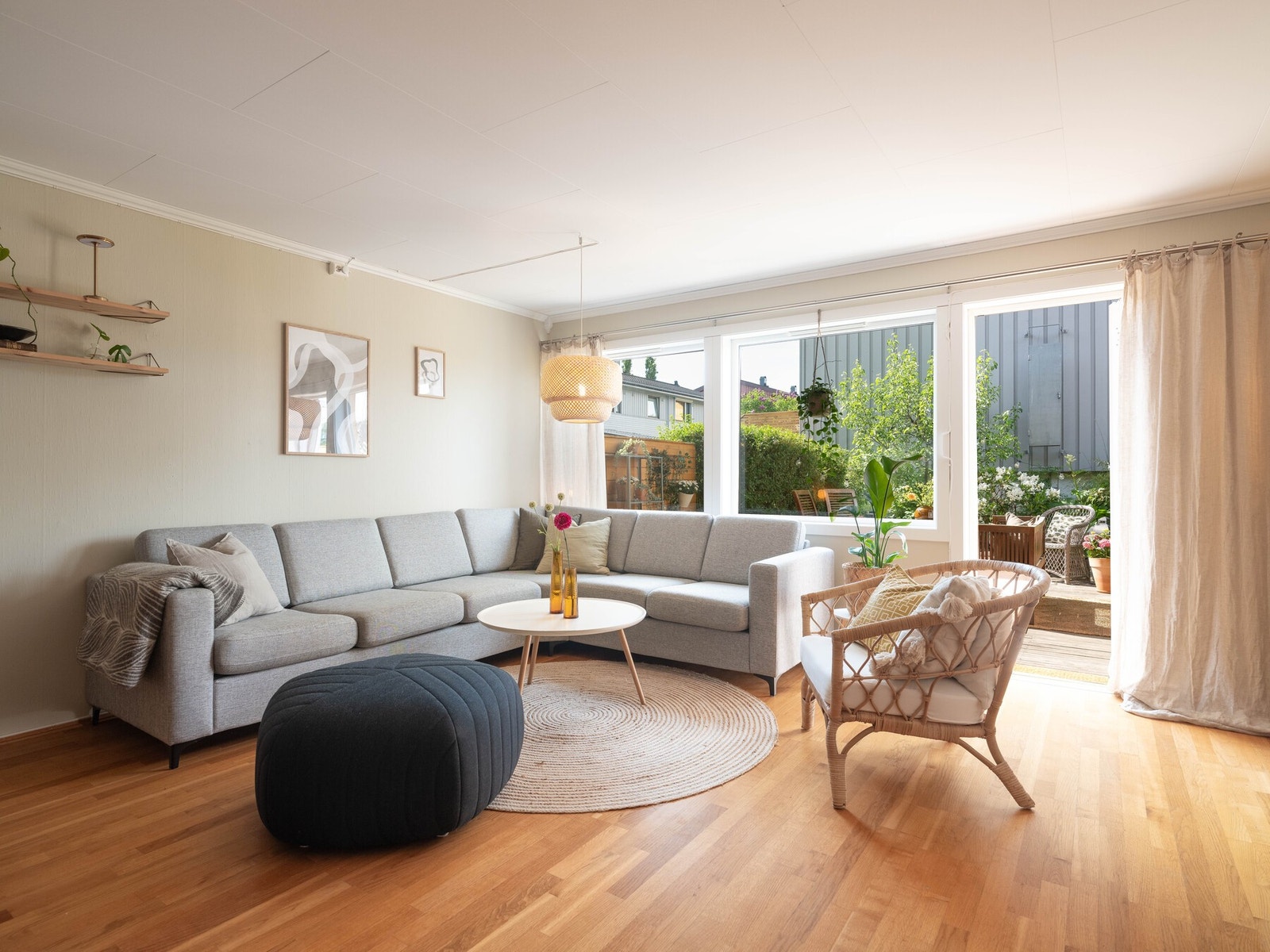 Boligen er malt i moderne fargevalg og har en fin tråd igjennom hele. Store vindusflater slipper rikelig med naturlig lys inn. Galleribilde