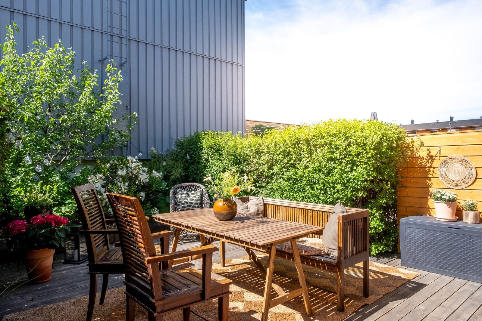 Fin oase på uteområde med god plass til utemøbler. Galleribilde