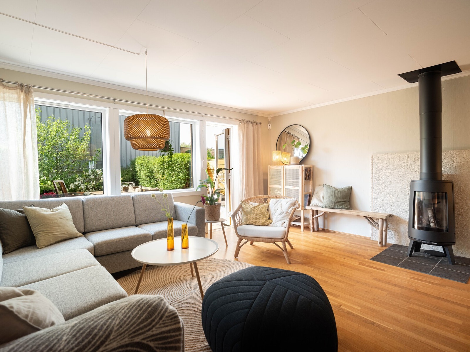 Stor stue på 35,2kvm med god plass til sofagruppe og spisebord. Fra stua er det direkte utgang til markterrasse. Koselig vedovn. Galleribilde