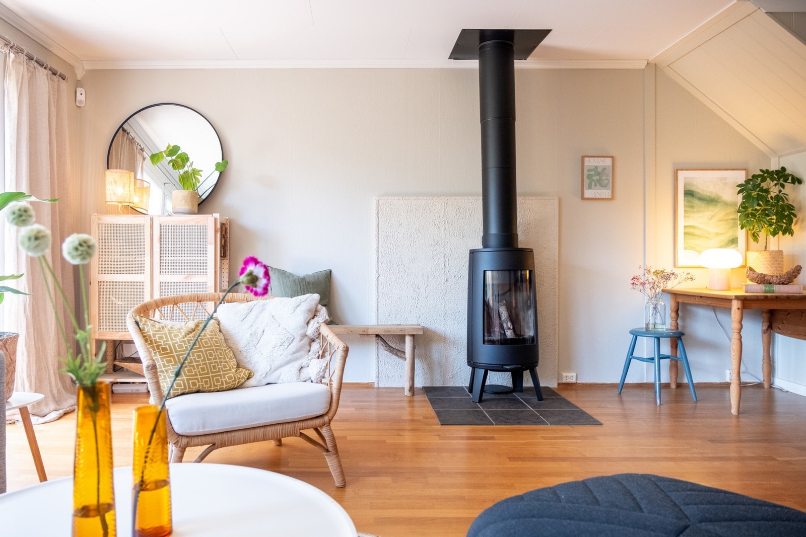 Ovnen gir stuen en lun og fin atmosfære. Pipeløpet ble renovert i regi borettslaget i 2022/23 Galleribilde