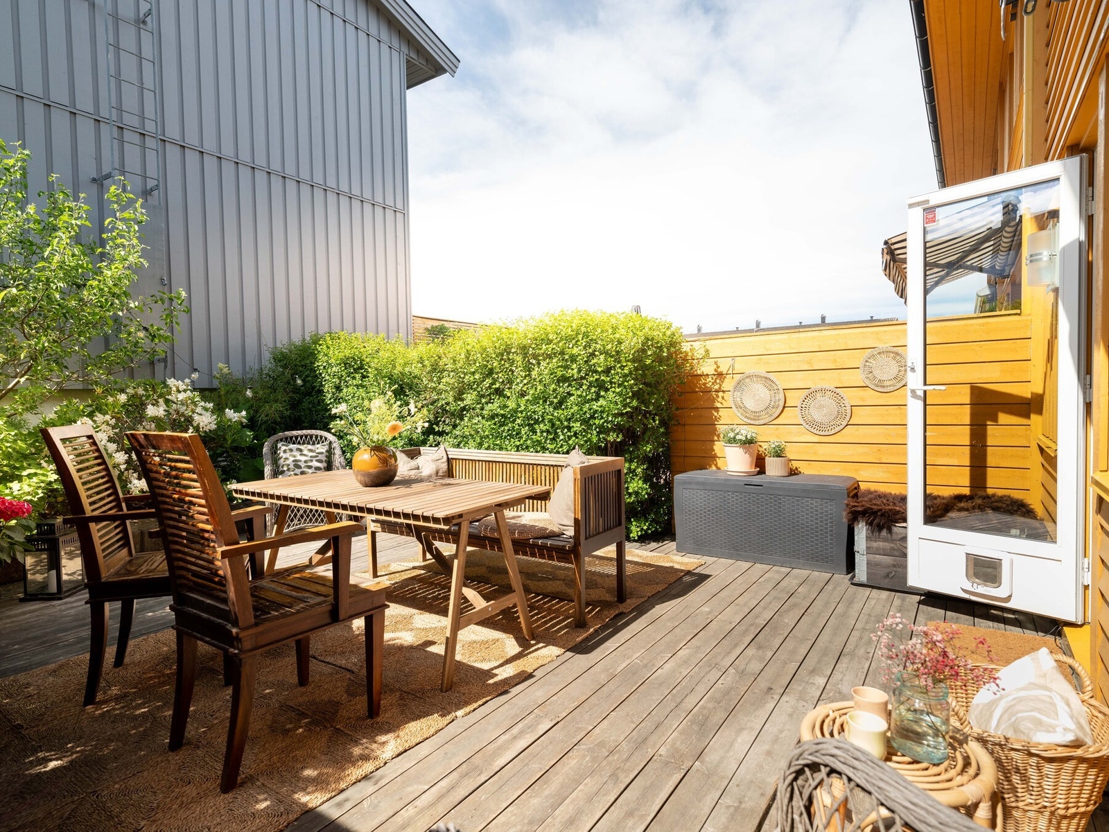 Koselig terrasse med god plass til utemøblement og blomster og busker. Her nyter man solen store deler av dagen fra morgen til kveld. Galleribilde