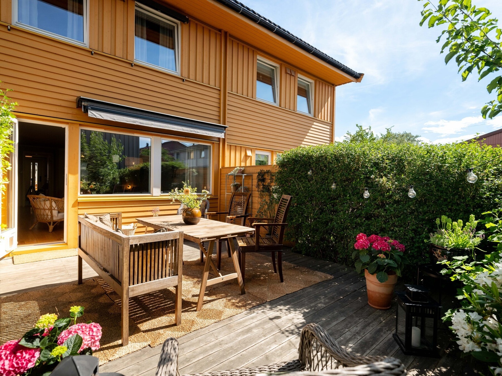 Boligen ligger skjermet til fra naboene og har lite innsyn. Praktisk markise som kan trekkes ut når solen står på. Galleribilde