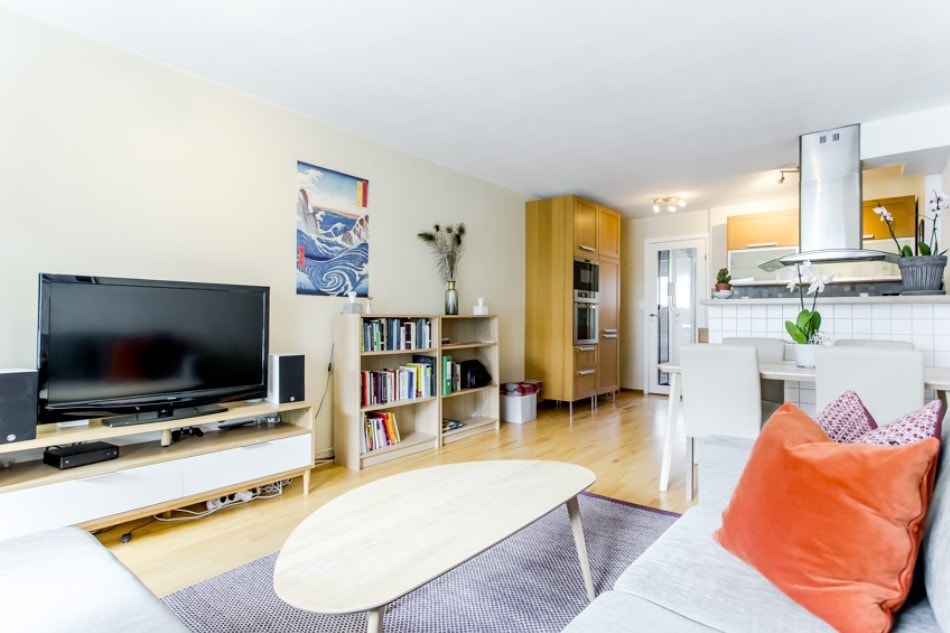 Stuen er malt i en lys farge og har god plass til sofagruppe og tv-benk Galleribilde