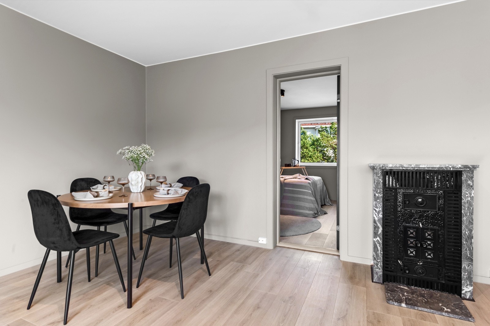 Eldre vedkamin i stuen. Boligen varmes opp med elektriske panelovner og varmekabler på bad. Galleribilde