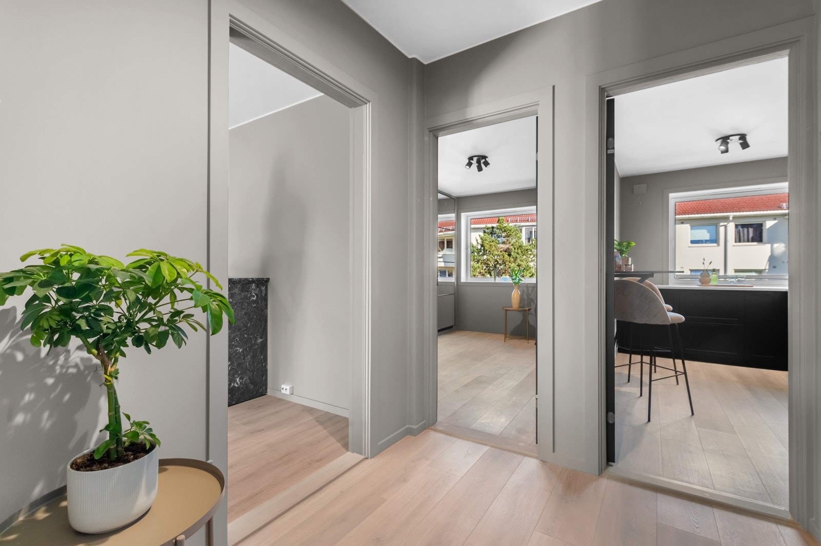 Boligen har gjennomgående bruk av samme énstavs gulv og malte overflater. Galleribilde