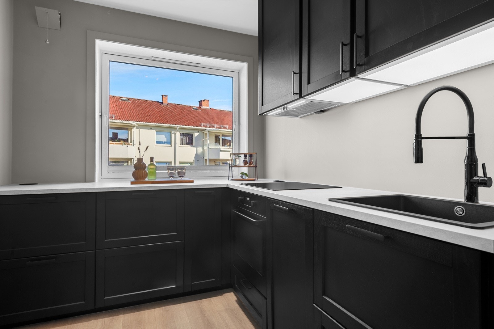 Lekkasjestopper er etablert i kjøkkenbenk og komfyrvakt er etablert over kokested. Galleribilde