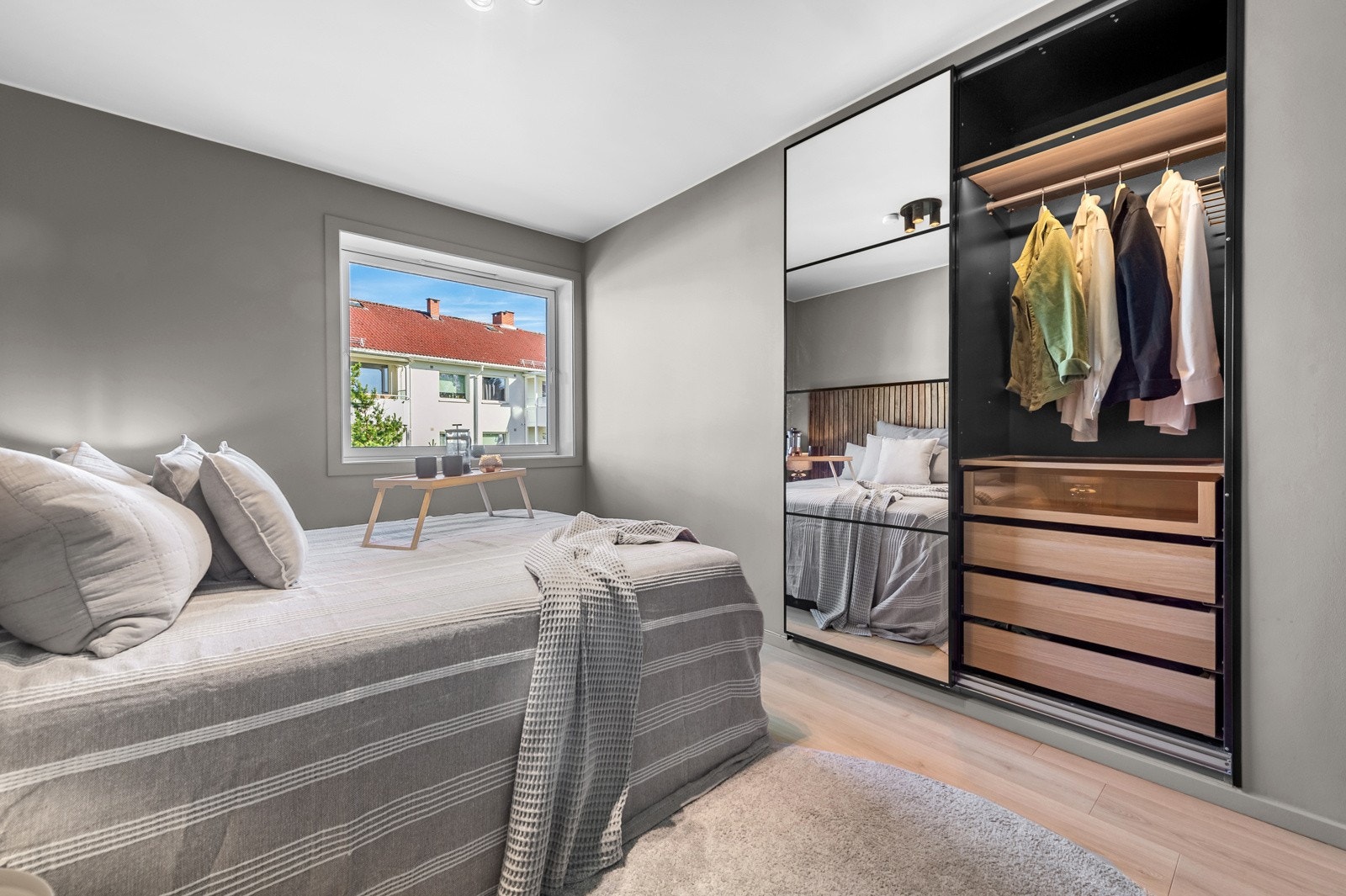 Gode oppbeavringsmuligheter i skyvedørsgarderobe. Plass til ytterligere oppbevaring eller hjemmekontor om ønskelig. Galleribilde