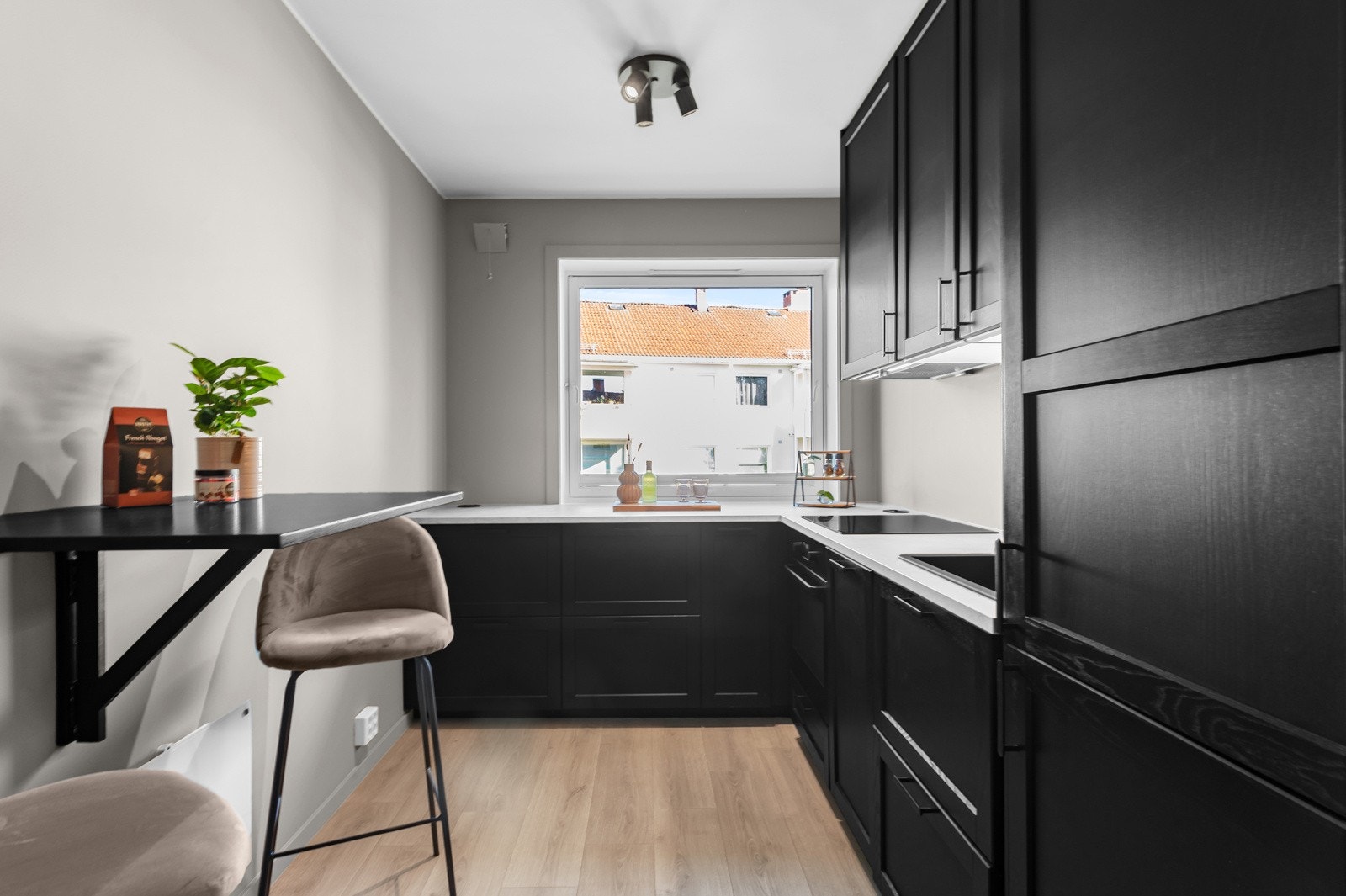 Integrerte hvitevarer er stekeovn, induksjon platetopp, oppvaskmaskin og kjøl/frys. Galleribilde