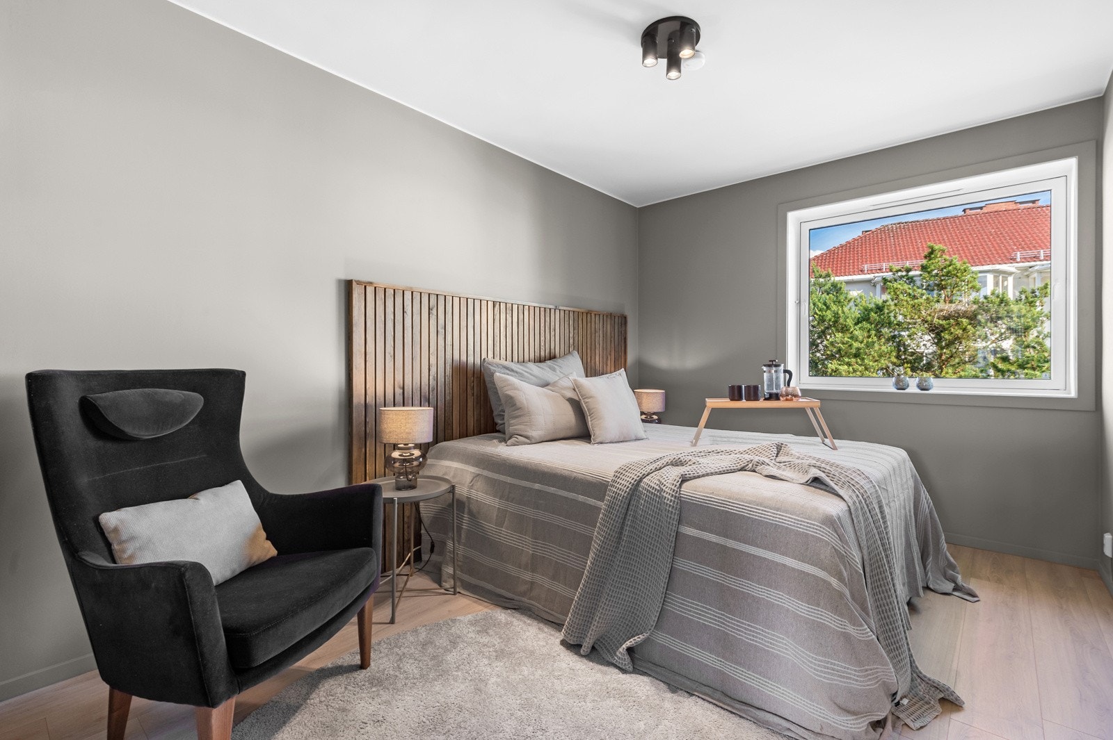 Soverom I av god størrelse med plass til dobbeltseng og nattbord. Galleribilde