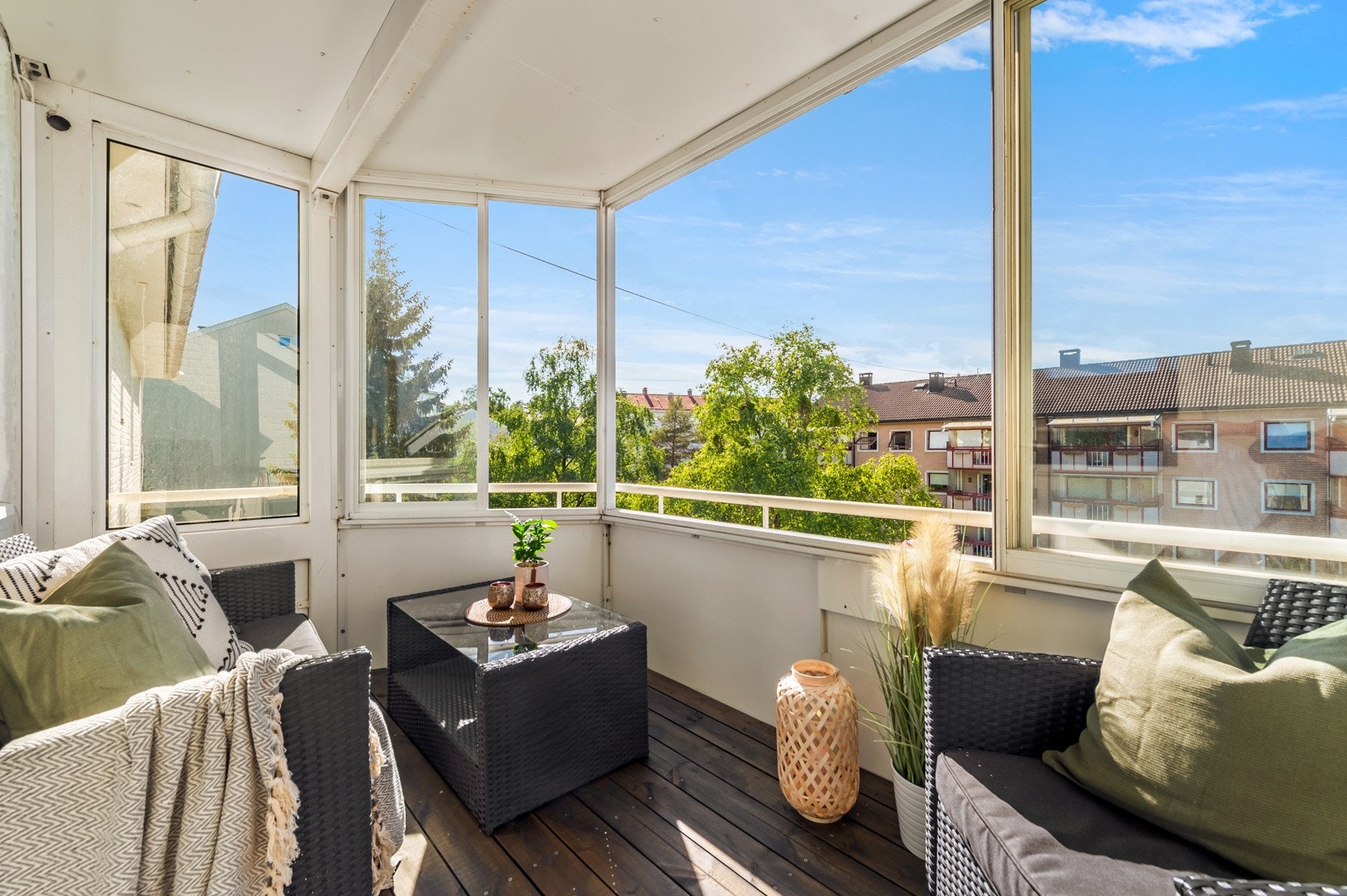 Fra stuen er det utgang til solfylt balkong på ca. 7 kvm. Galleribilde