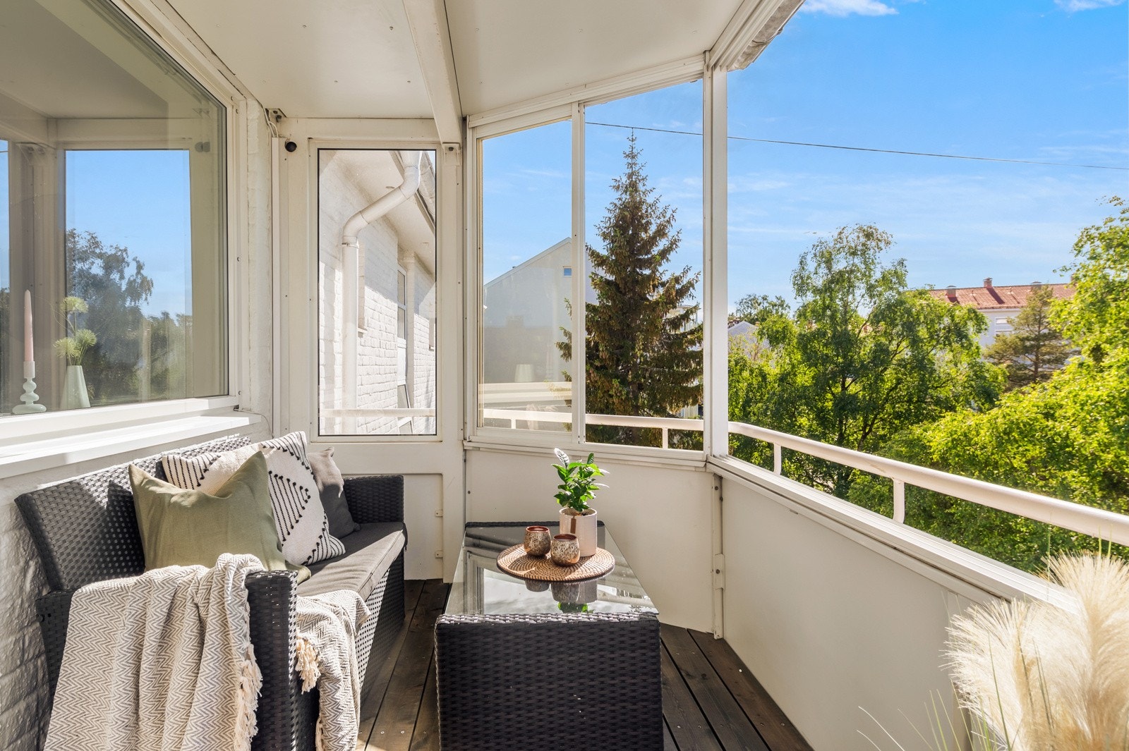 Balkongen er overbygget og innglasset med mulighet for å åpne opp, noe som øker bruksmuligheten. Galleribilde