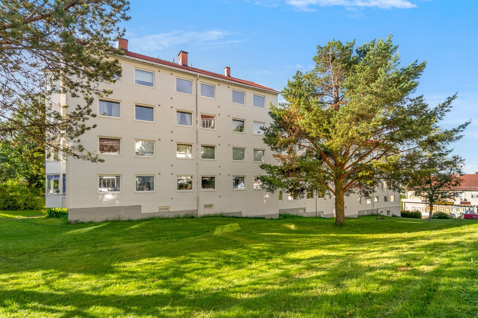 Bygget er omkranset av frodige fellesarealer. Galleribilde