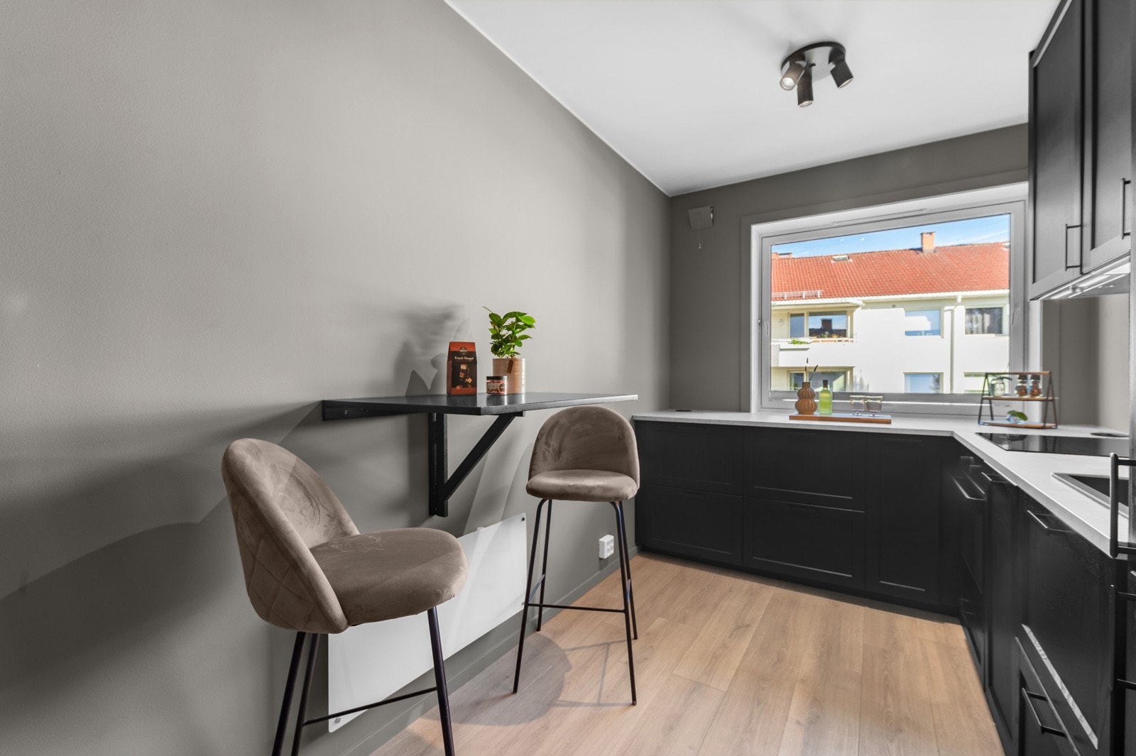 Det er etablert en fin liten spiseplass på kjøkkenet. Galleribilde