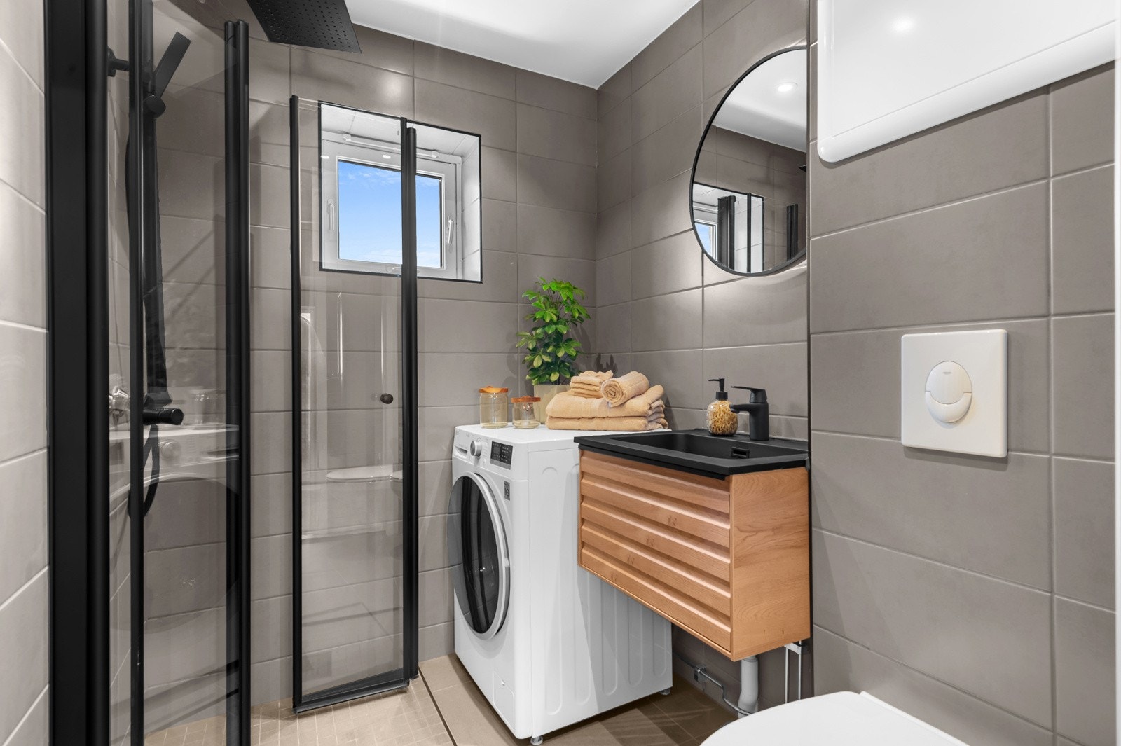 Delikat bad fra 2024 som ble totalrenovert i regi av borettslaget. Galleribilde