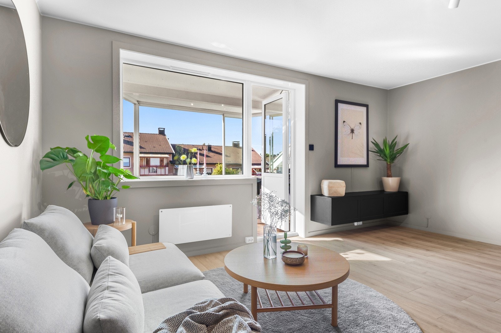 Store vindusflater slipper rikelig med lys inn i leiligheten. Galleribilde