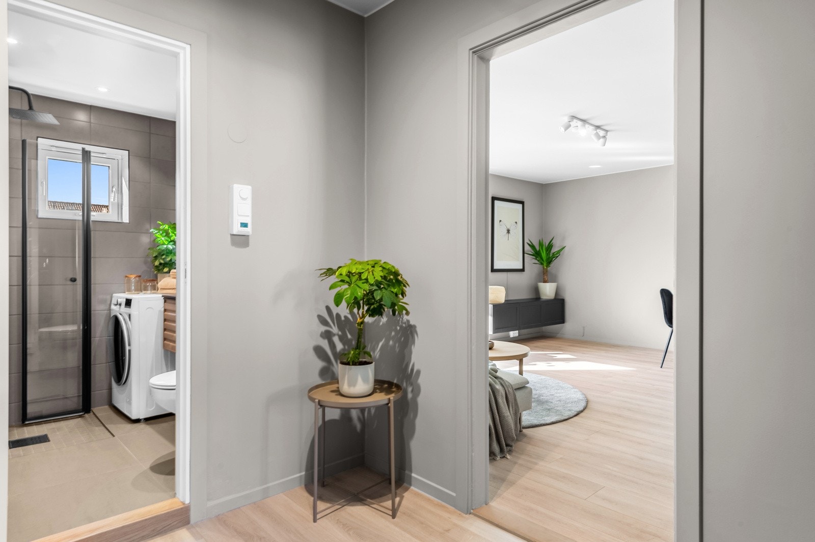 Lys og praktisk entré med plass til oppbevaring av yttertøy. Callinganlegg. Galleribilde