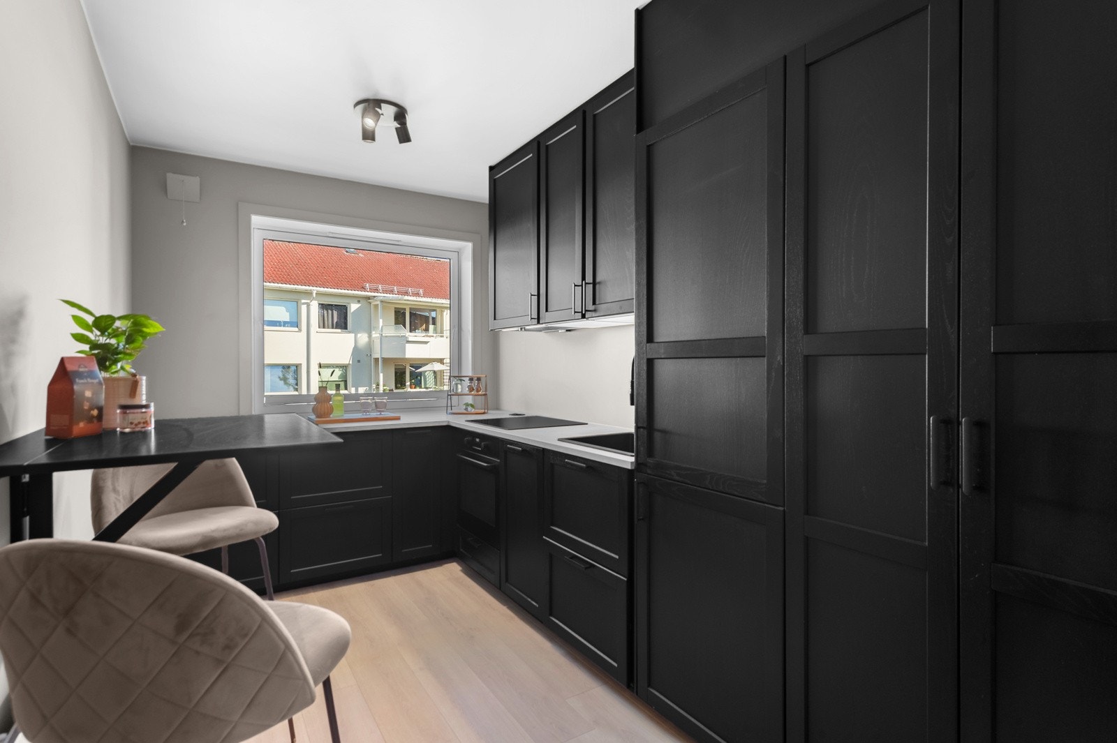 Lekker kjøkkeninnredning og hvitevarer fra 2022. Kjøkkeninnredningen har svarte profilerte fronter, laminat benkeplate med utslagsvask med ett-greps blandebatteri. Galleribilde