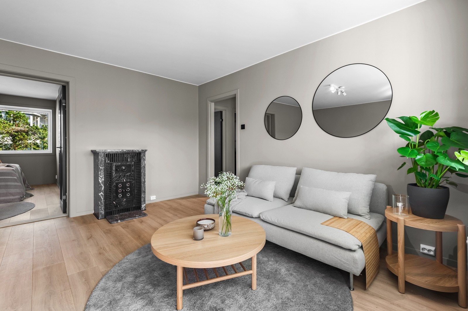 I stuen er det god plass til sofagruppe med tilhørende møblement og plass til spisebordsgruppe. Galleribilde