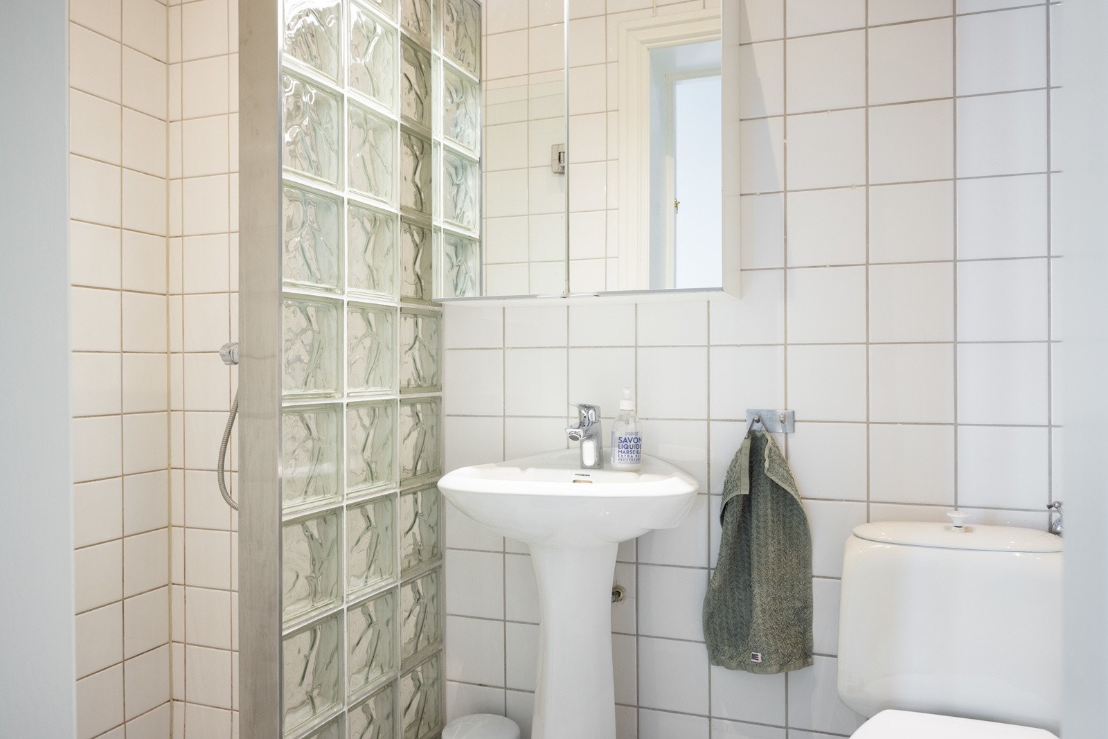 Varme i gulv og downlights i himling. Galleribilde