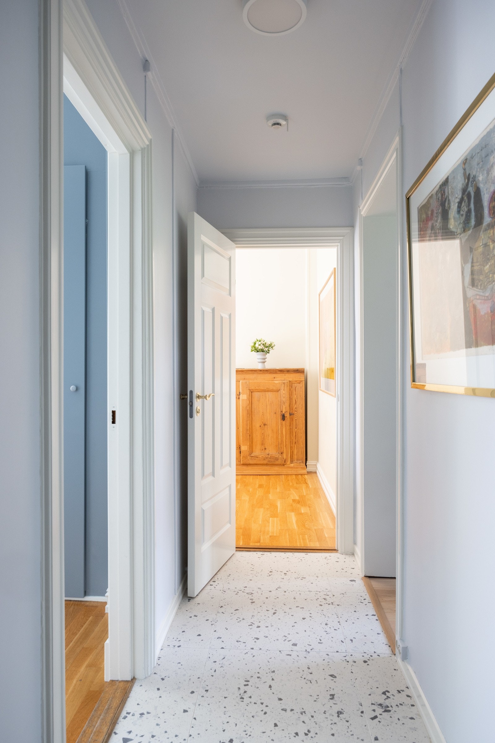 Innbydende entré med flislagt gulv (nytt i 2023) og lyse overflater. Galleribilde
