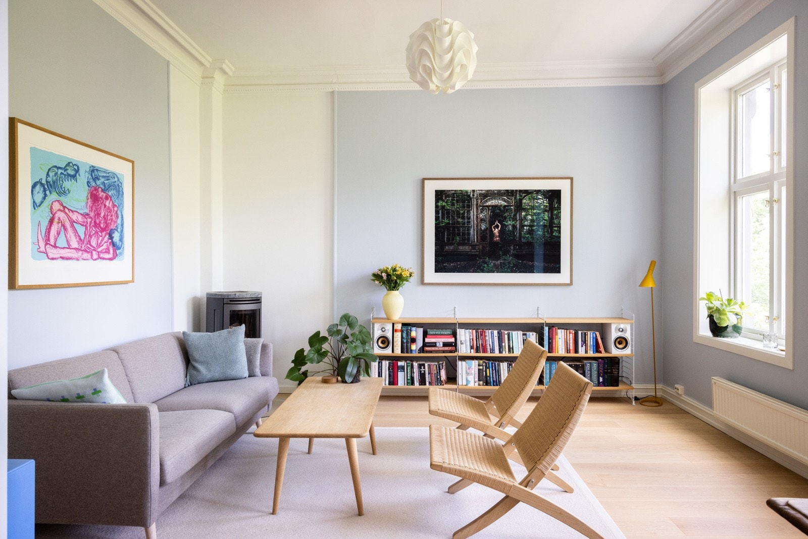 Lys og trivelig stue med god plass til sofagruppe, sofabord og underholdningsavdeling. Galleribilde