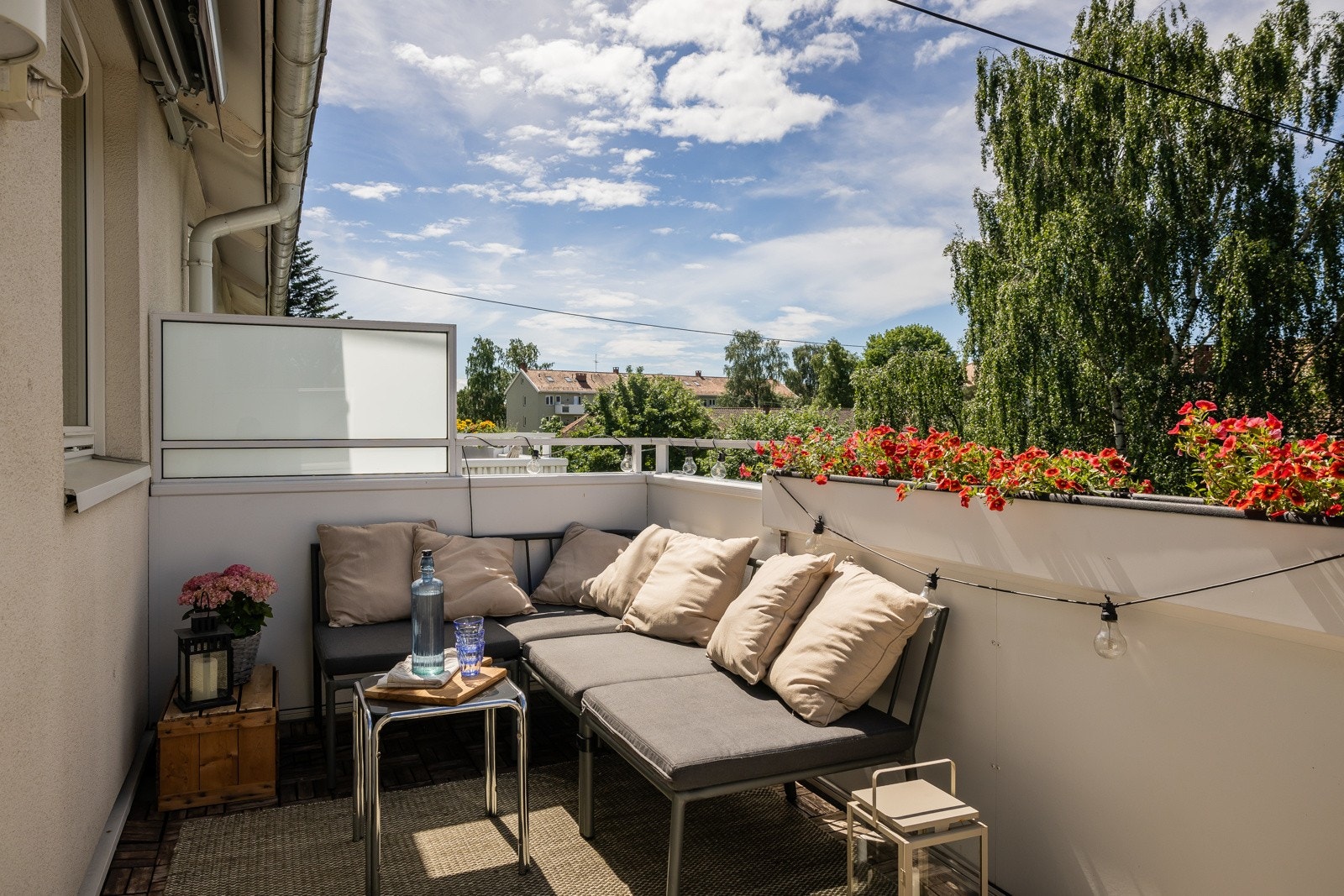 Utelampe, stikkontakt og elektrisk styrt markise. Galleribilde